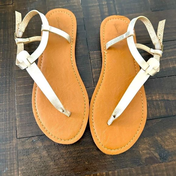 Universal Thread Shoes - Universal Thread Gold & Tan Sandals Size 7.5